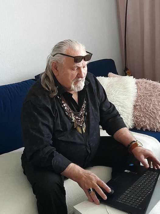 Może być zdjęciem przedstawiającym 1 osoba i okulary