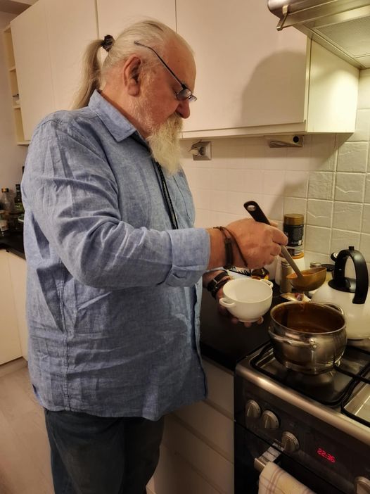Może być zdjęciem przedstawiającym 1 osoba, fondue, zaparzacz do herbaty i ekspres do kawy