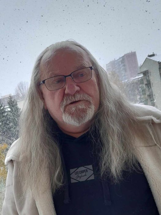 Może być zdjęciem przedstawiającym 1 osoba, broda i okulary
