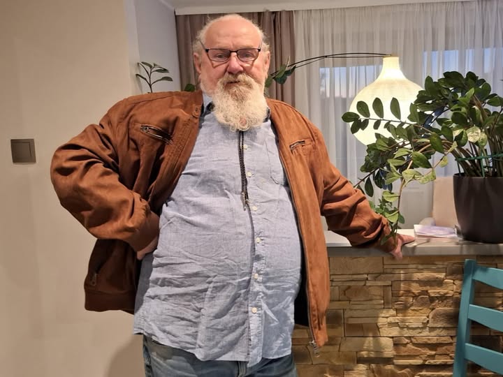 Może być zdjęciem przedstawiającym 1 osoba, broda, skóra i okulary