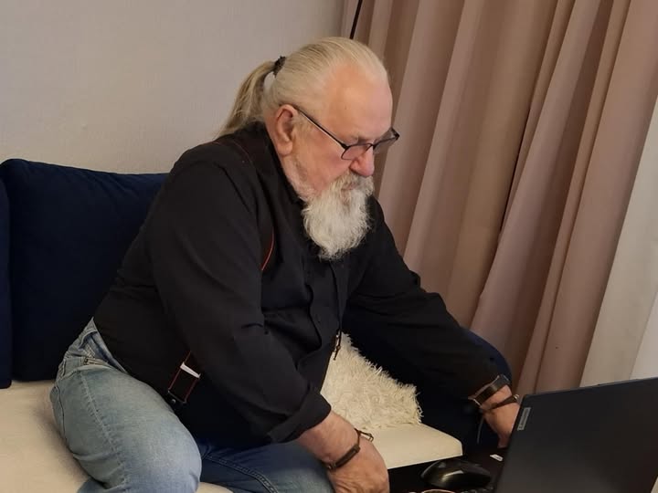 Może być zdjęciem przedstawiającym 1 osoba, broda, uczy się i okulary
