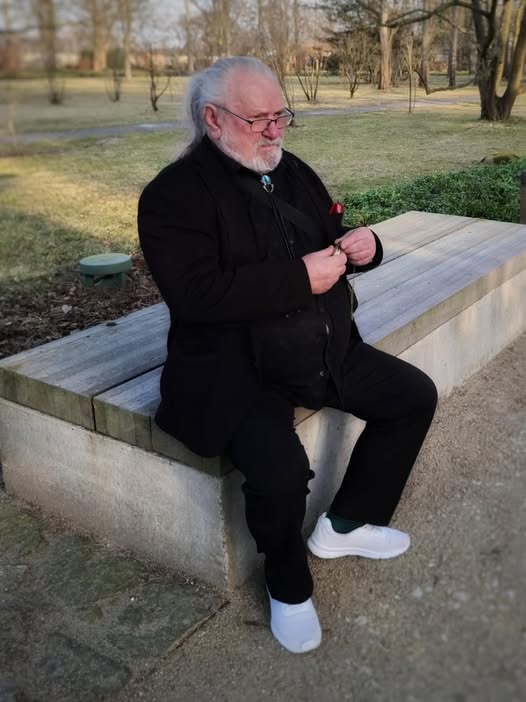 Może być zdjęciem przedstawiającym 1 osoba, brogsy i trawa